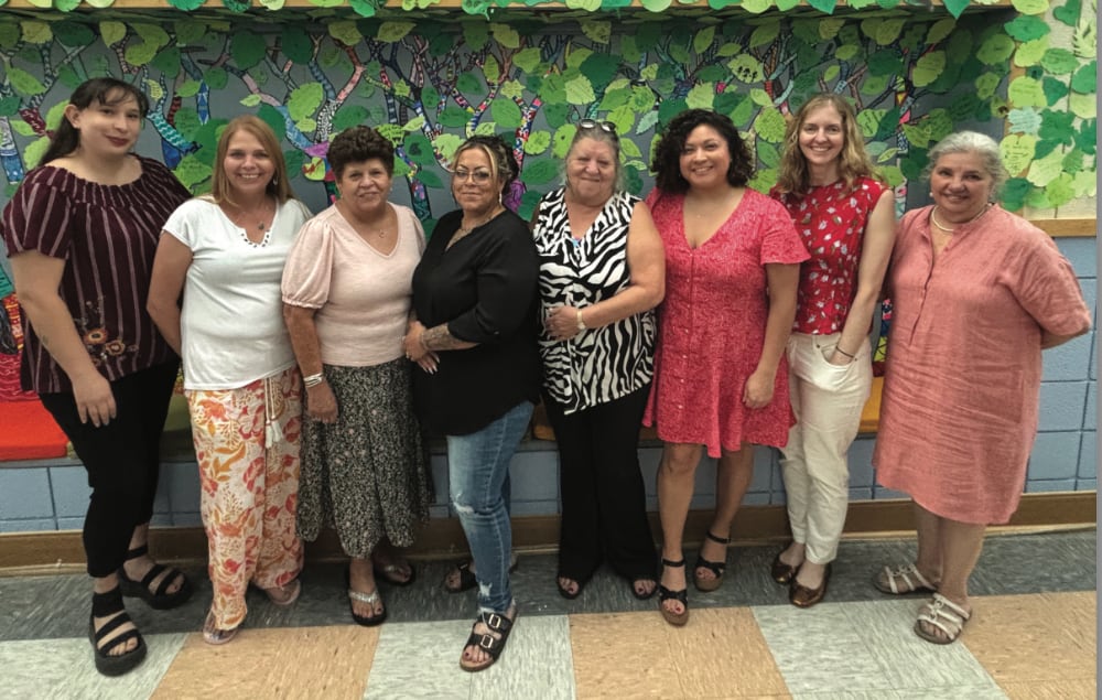 The Lineberry Foundation celebrated its 10th Anniversary with a<br />
site visit to The Sky Center. Pictured Left to Right: The Sky Center’s Clinical<br />
Program Director and Clinical Supervisor Annai Burrola, LCSW, IMH-E®,<br />
Lineberry Foundation Directors Allana Cartier, Debbie Salazar, Ashlee Sierra,<br />
and Kathy Deubel, Northern Trust Advisors Kelli Garcia and Hilary Leav,<br />
The Sky Center’s Grants and Development Director, Janice L. Mayer, CFRE. Photo: David Cox.